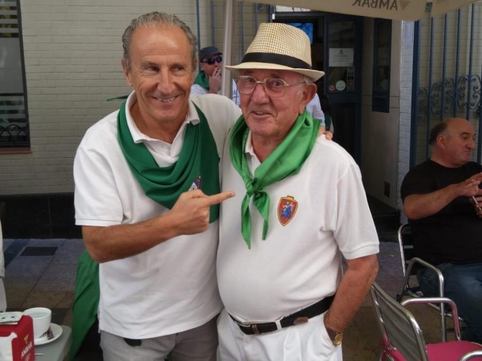 Paco Solano, socio número 1 de la SD Huesca, junto a Petón.