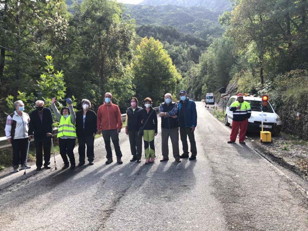 Vecinos de Seira en la N-260, en el tramo regulado por semáforos cerca de las obras del túnel