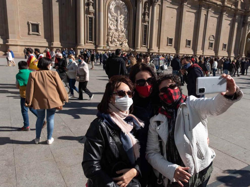 Ambiente en la plaza del Pilar durante las 'no fiestas' de 2020 en Zaragoza.