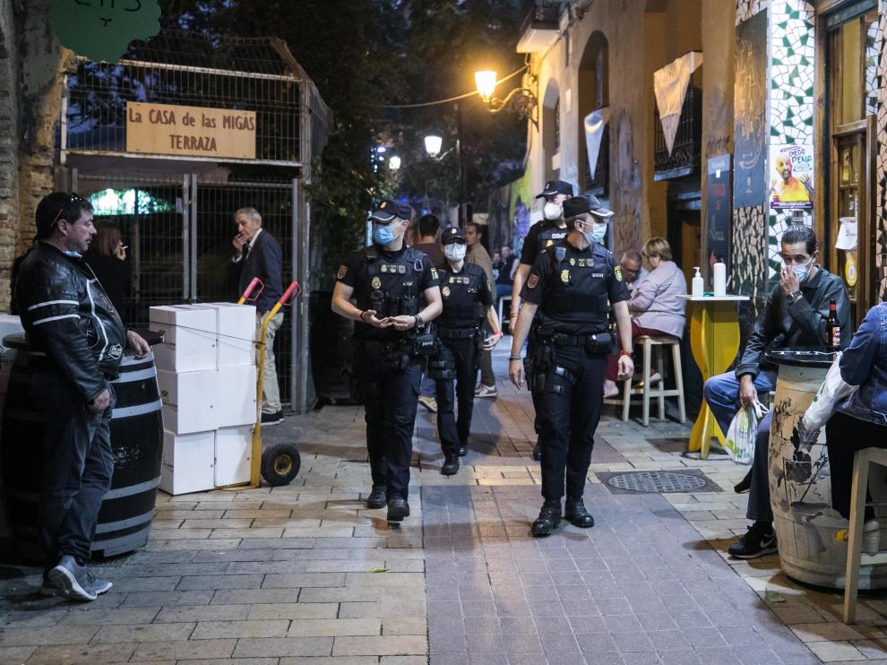 La Policía Nacional patrullaba el jueves por la noche por las calles del Tubo.