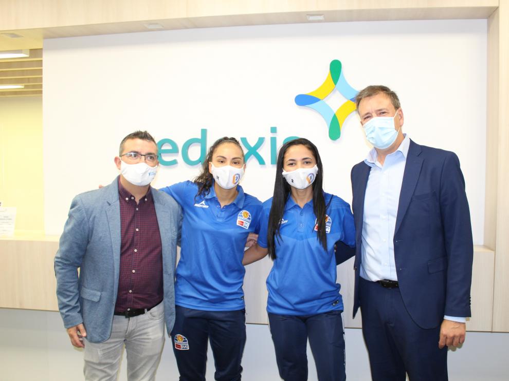 El director de Ingeniería de Redexis, Agustín Pascual, el gerente de Sala Zaragoza, Yago Loureiro, y las jugadoras brasileñas del club aragonés Rapha Martins y Andreza do Nascimento en el acto de presentación del acuerdo de patrocinio.