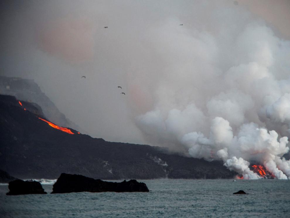 En la tarde del miércoles ha aumentado la colada del volcán de Cumbre Vieja en su contacto con el mar en el litroral de Tazacorte.