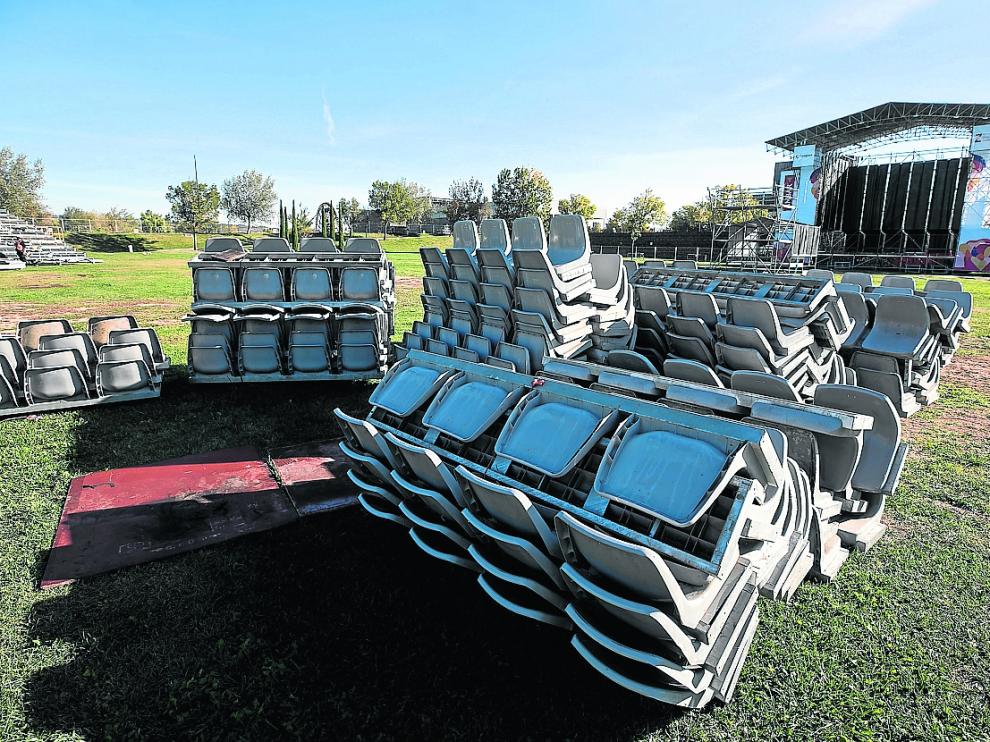 Montaje del nuevo escenario de conciertos en el parque del Agua