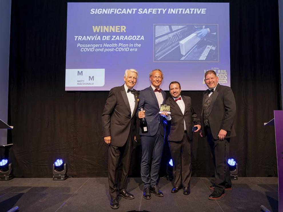 Foto de la recogida del premio de anoche en Londres para Tranvías de Zaragoza