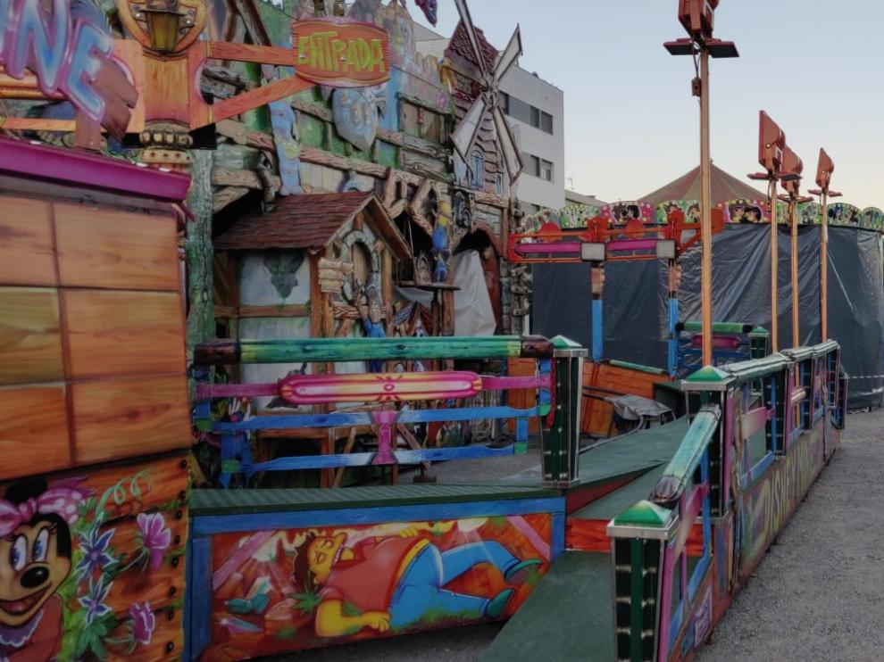 Imagen de las atracciones instaladas ya en el recinto de ferias.