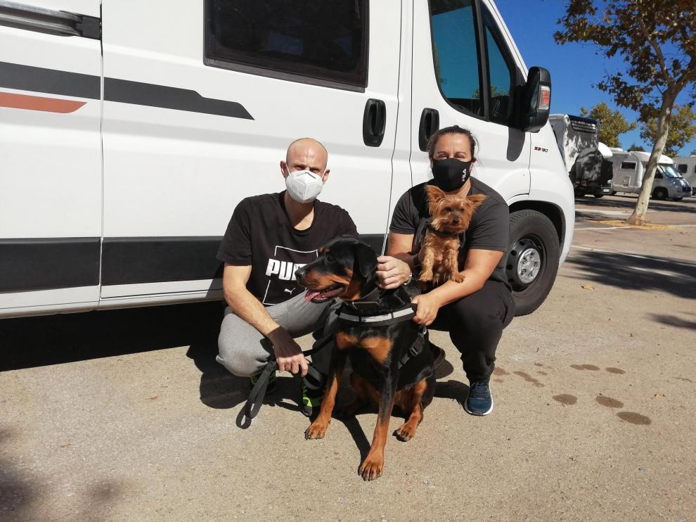 Jordi y Rebeca, con sus dos perros, Ares y Golfo, en el área de caravanas de Teruel.