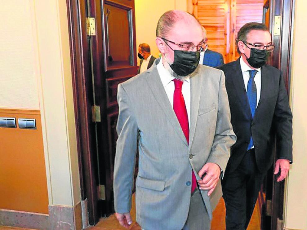 Javier Lambán y Luis María Beamonte, al final de la reunión en el edificio Pignatelli