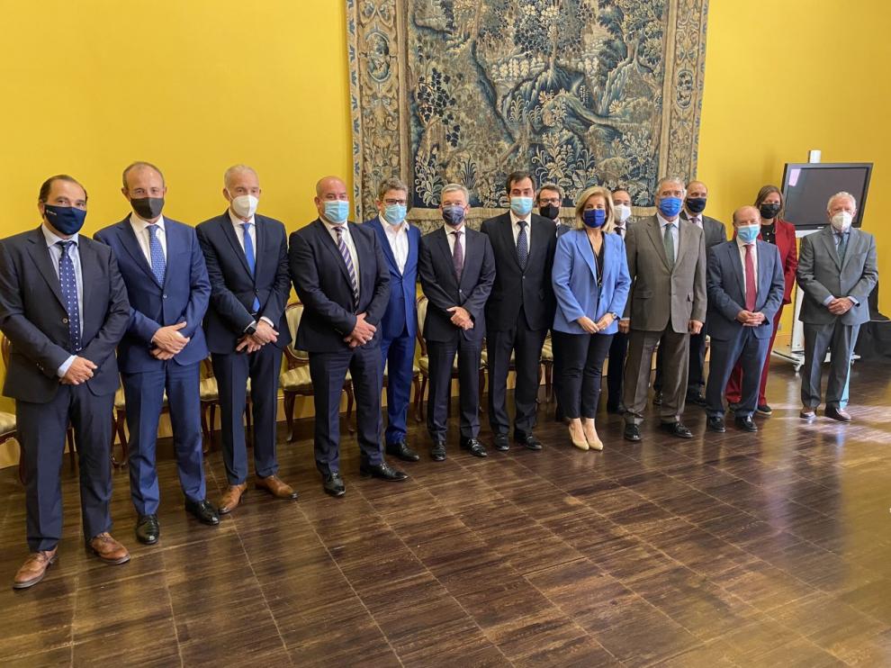 La exministra Fátima Báñez, ayer en Zaragoza, flanqueada por el presidente de la patronal aragonesa, Ricardo Mur, y el de Pikolin, Alfonso Solans, en la reunión del Consejo Empresarial de CEOE Aragón.