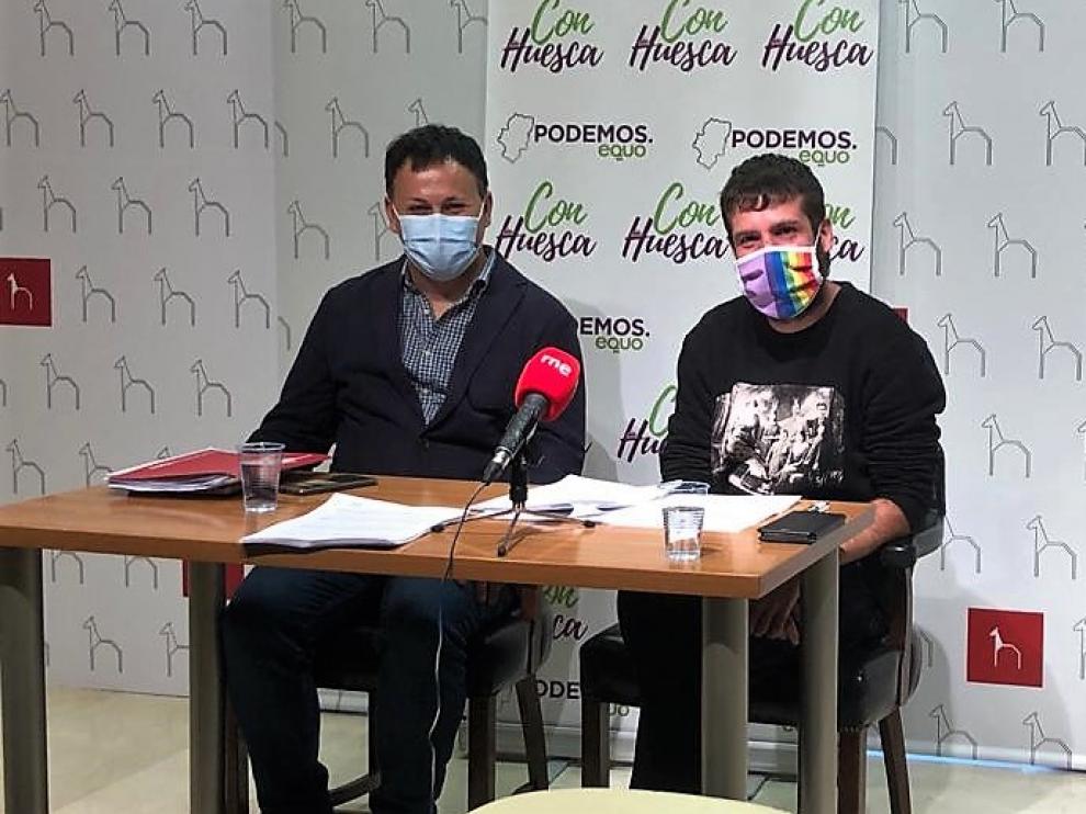 Los concejales de Con Huesca, Óscar Sipán y Guillermo Boix, durante la presentación de sus propuestas para las ordenanzas de 2022