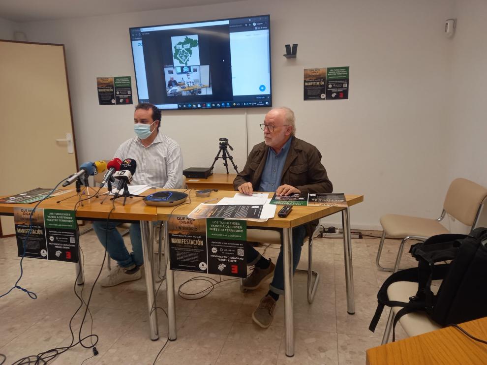 Jesús Villamón, a la izquierda, con Domingo Aula en la rueda de prensa en la sede de Teruel Existe.