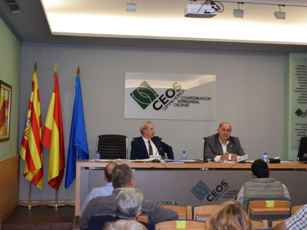 Salvador Cored, director general, y Fernando Luna, presidente, en la primera reunión presencial de la Junta Directiva de la CEOS tras el inicio de la pandemia.