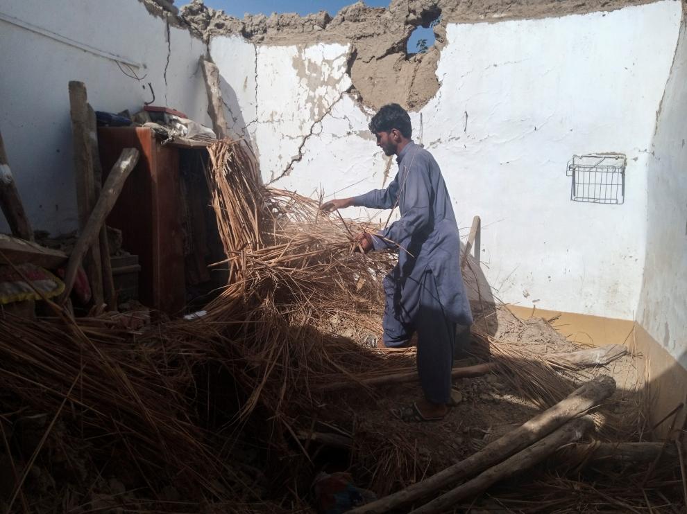Un ciudadano retira los escombros producidos por el terremoto en Harnai, Pakistán.