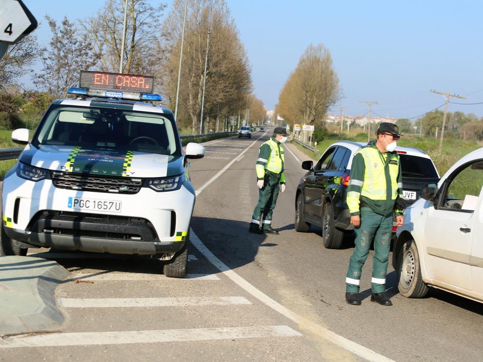 Control de la Guardia Civil en una de las salidas de Huesca durante el primer estado de alarma.