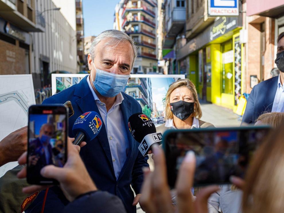 El alcalde de Zaragoza, Jorge Azcón, atiende a los medios de comunicación.