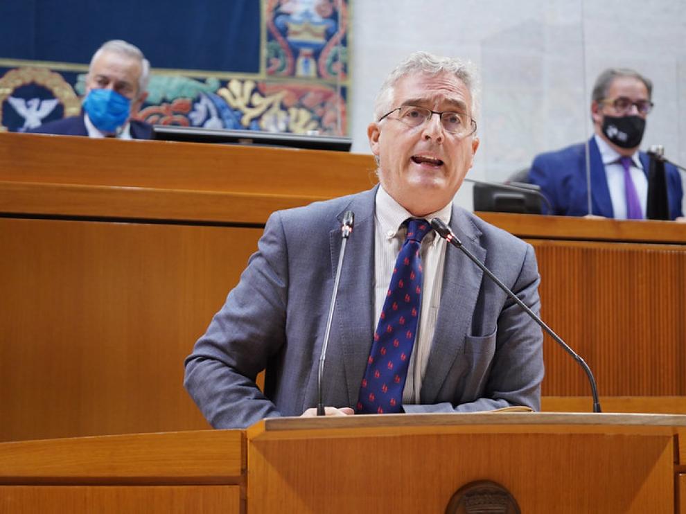El consejero de Agricultura, Joaquín Olona, en el pleno de las Cortes de Aragón