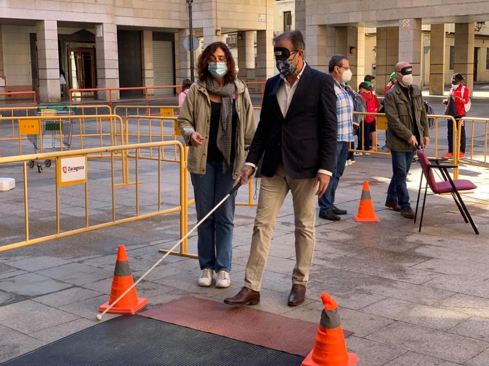 El consejero municipal de Acción Social y Familia del Ayuntamiento de Zaragoza, Ángel Lorén, en el circuito de movilidad de la ONCE instalado en la plaza Antonio Vicente Mosquete.