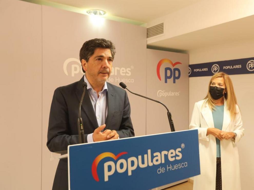 El diputado Mario Garcés y la sanadora Ana Alós este viernes en la sede del PP.
