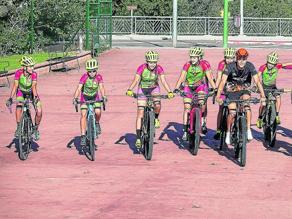 Jóvenes deportistas dan sus primeras pedaladas.