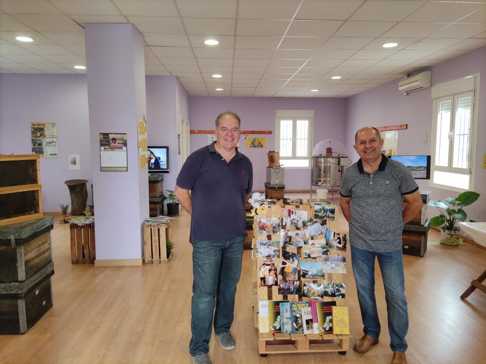 Manuel y Josep Costa en la sala de exposiciones de Osera de Ebro, donde exhibieron ‘Expomiel’.