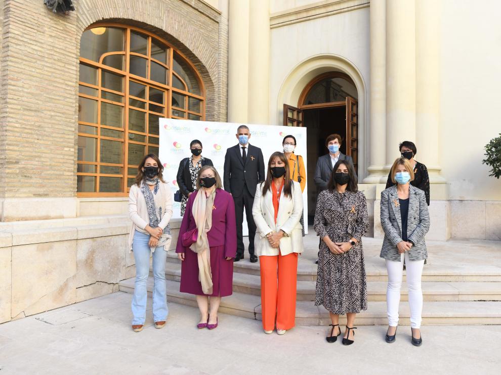 Miembros de Asapme, los premiados, la consejera de Sanidad y representantes institucionales, antes de acceder a la Sala de la Corona del Pignatelli.