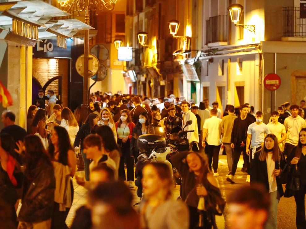 Ambiente en las calles de Zaragoza en el primer viernes del Pilar 2021