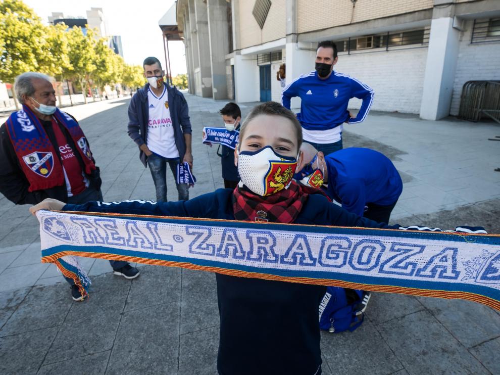 Aficionados del Real Zaragoza y del Huesca, en los aledaños de La Romareda.
