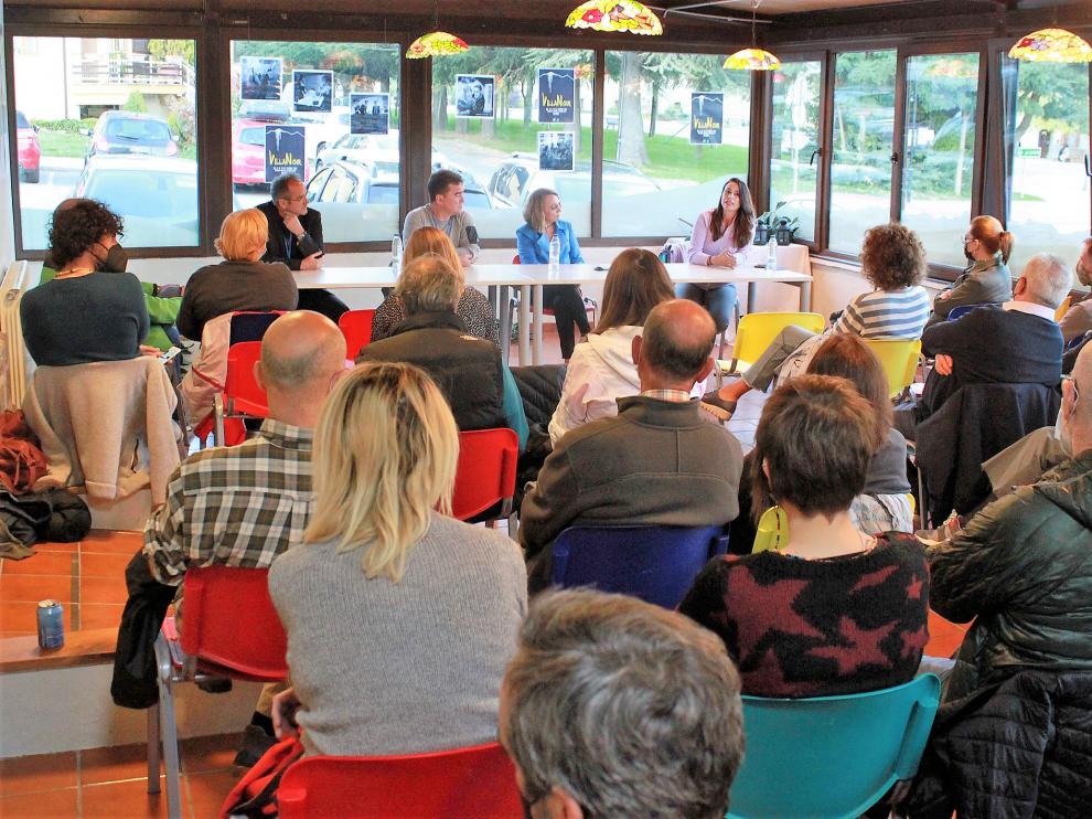 Asistentes a la mesa redonda sobre el interés que despierta el 'true crime', con la criminóloga Paz Velasco de la Fuente.