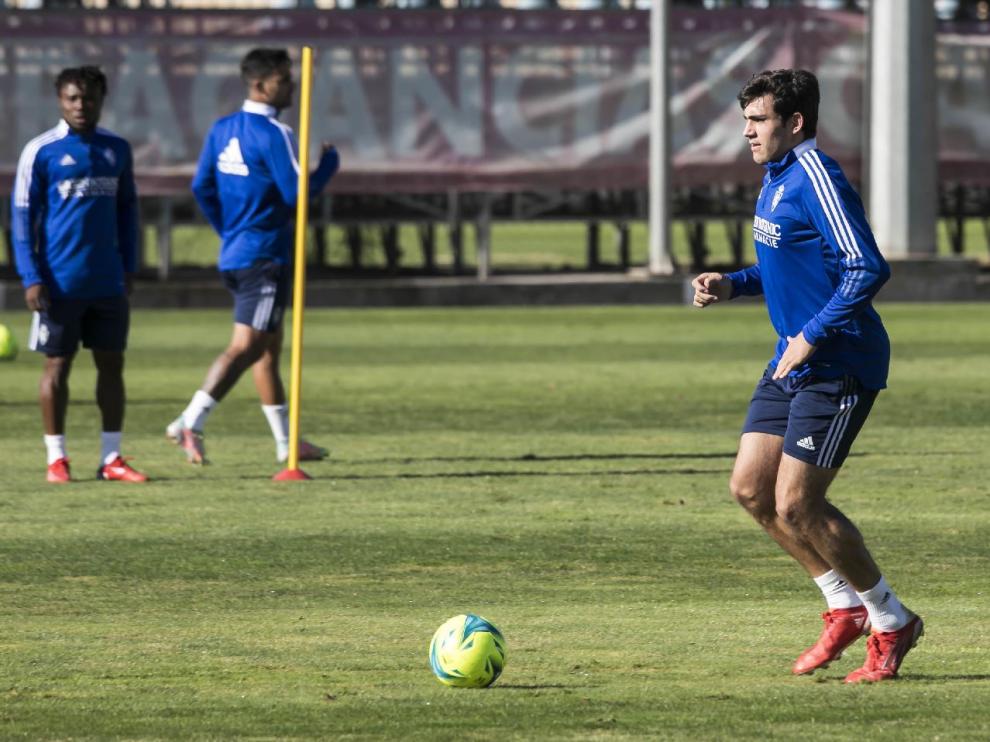 Iván Azón, con la pelota, en el entrenamiento del equipo en la Ciudad Deportiva.