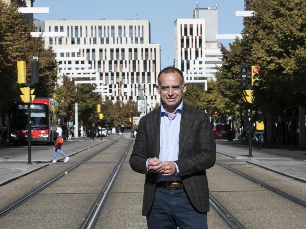Christian Lapetra, presidente del Real Zaragoza, en pleno centro de la ciudad.