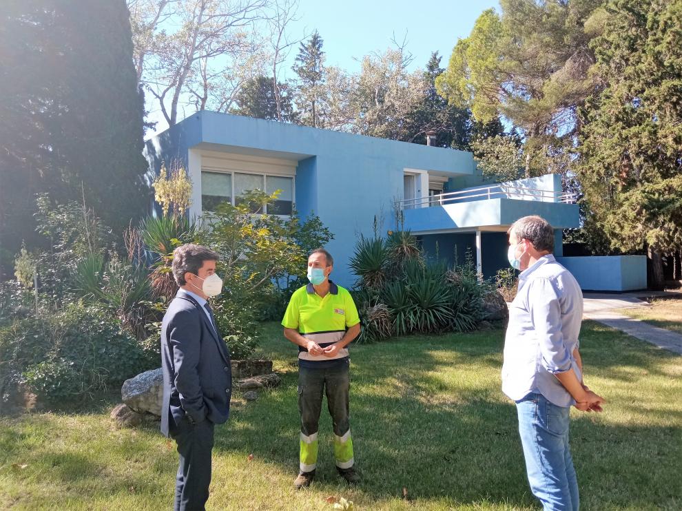El alcalde y el concejal de Medio Ambiente conversan con el guardés de la finca Beulas.