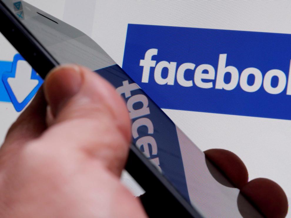 El logo de Facebook en un dispositivo.