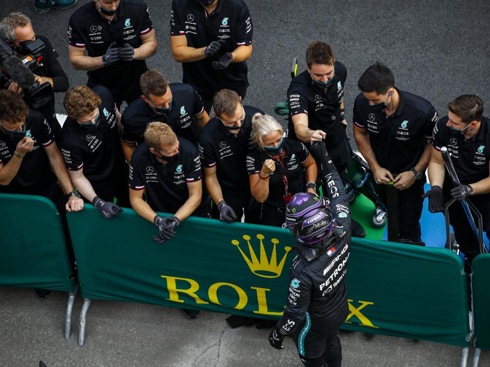 Hamilton saludando a su equipo tras la clasificación