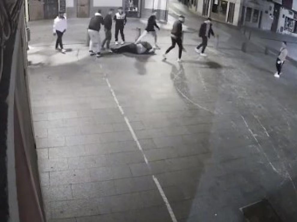 vídeo grabado por una cámara de seguridad, se puede ver como un grupo de personas persigue a la víctima hasta la plaza Biscós