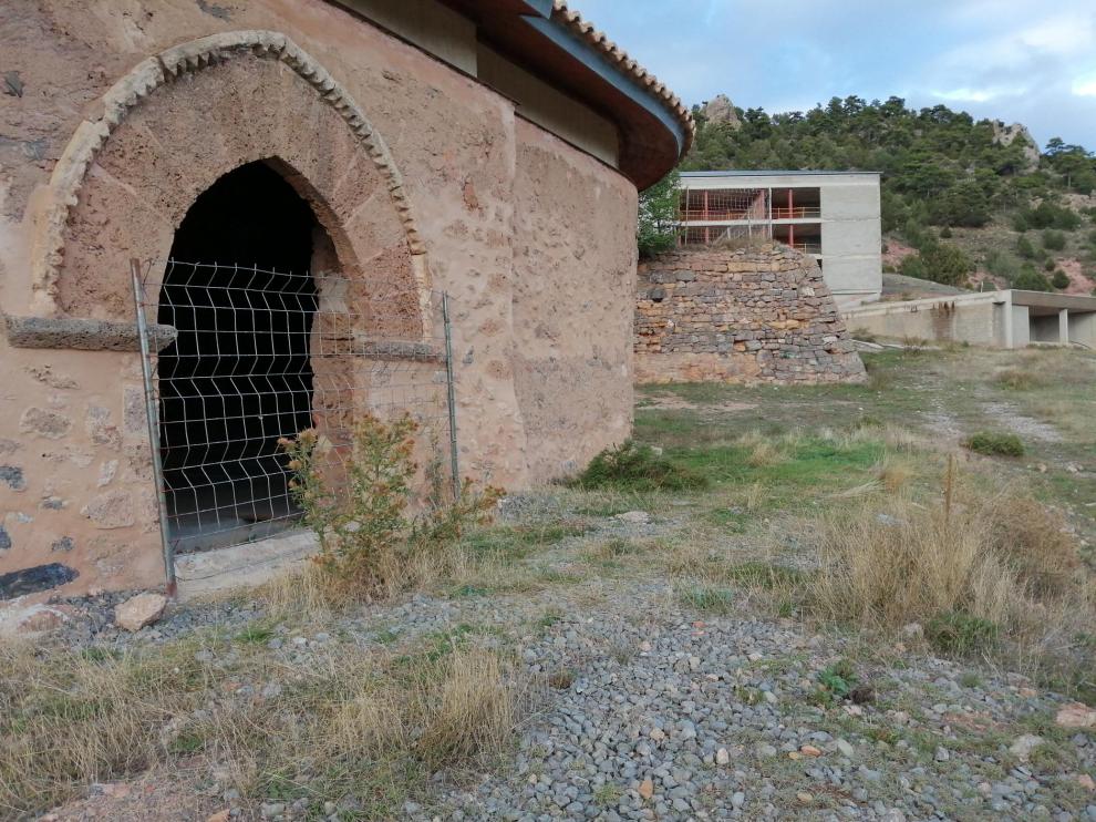 En primer término, la ermita de los Reyes Magos; al fondo, las obras inacabadas del hotel.