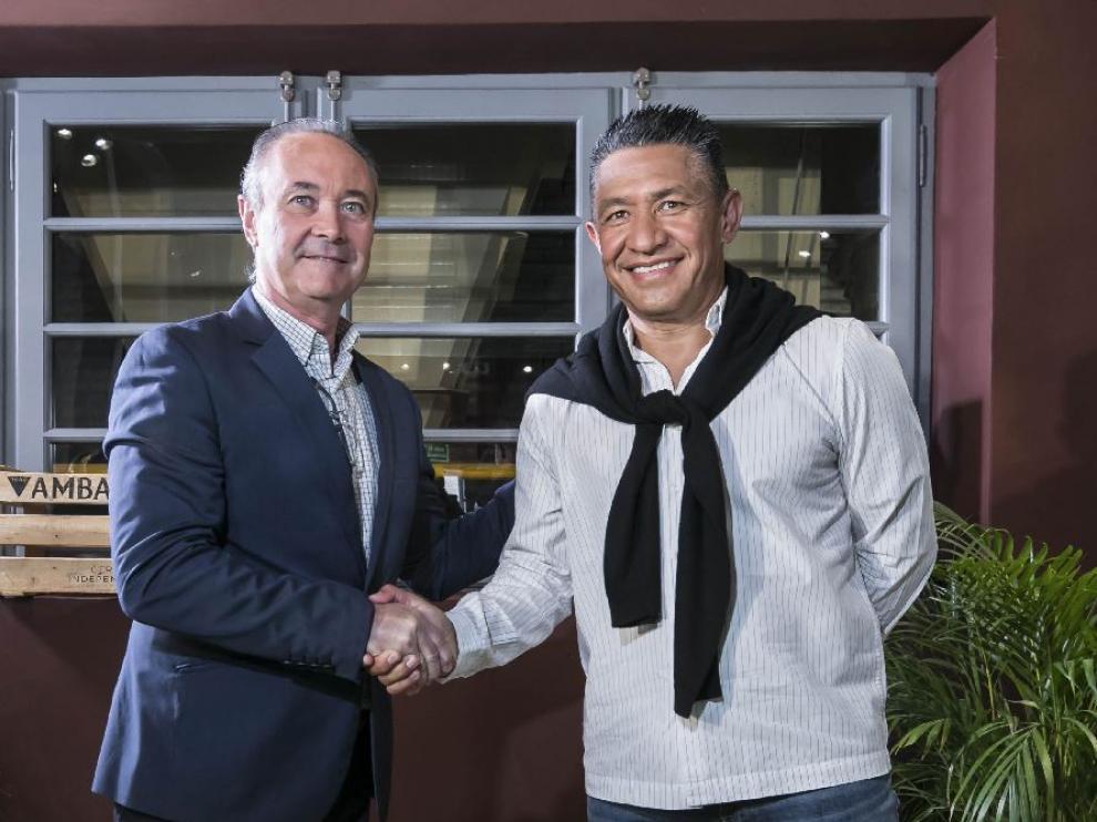 Jim y Ambriz, durante la semana en un acto comercial en Zaragoza, en la sede de Cervezas Ambar.