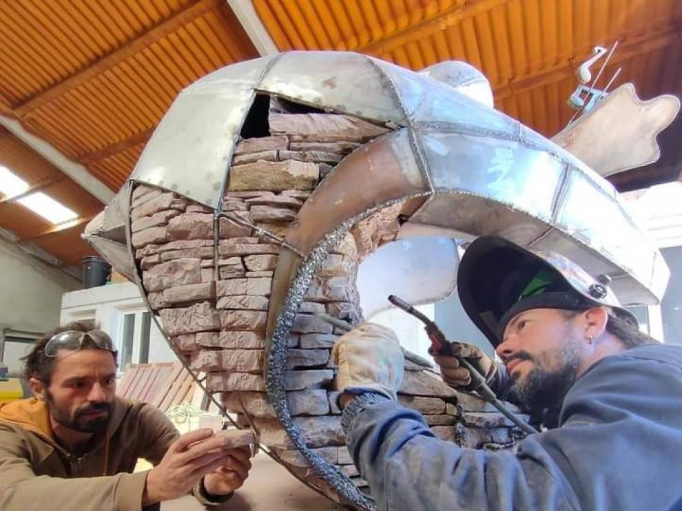 Los escultores Txordi Ricart y Rafael Arzuaga trabajando en la obra homenaje a Pau Donés.