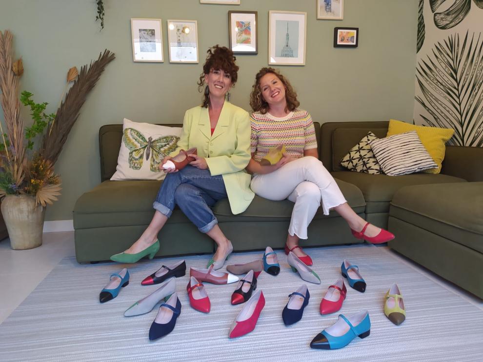 Marta y Eva Cortel, con sus zapatos.