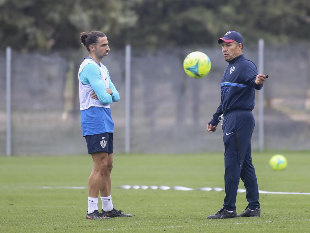 Nacho Ambriz charla con Marc Mateu al final del entrenamiento de este domingo.