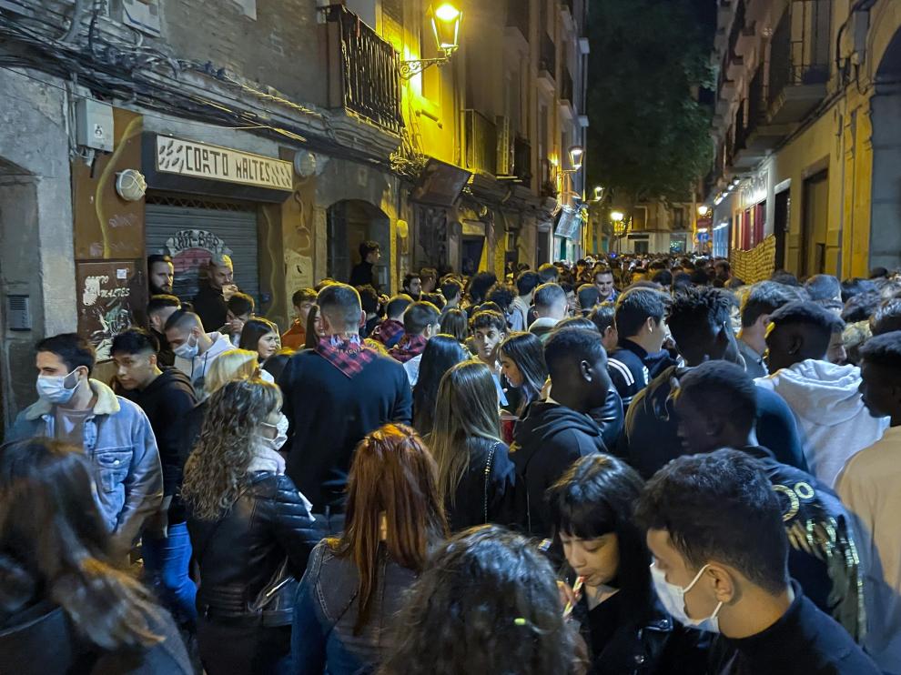 Efectos de los botellones en el centro de Zaragoza durante la segunda noche de las 'no fiestas'.