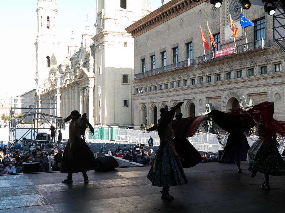 Huecos vacíos en el escenario de jotas de la plaza del Pilar