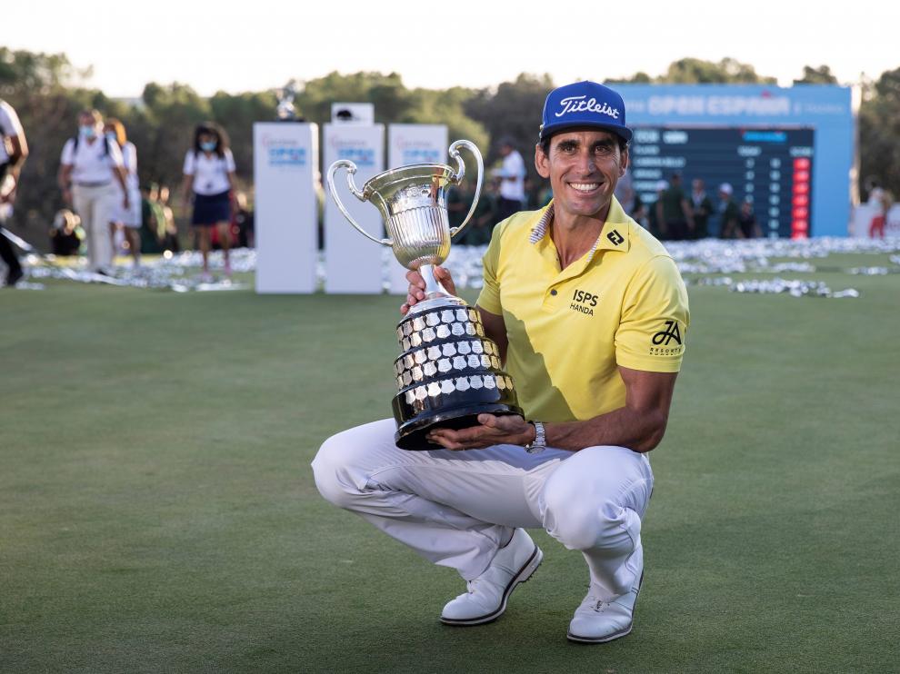 Rafael Cabrera Bello posa con el trofeo
