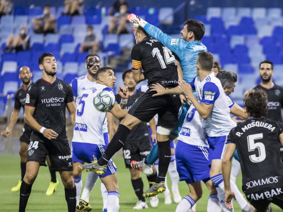 Un lance del Real Zaragoza-SD Huesca en La Romareda de junio de 2020, el último jugado (a puerta cerrada, entonces).