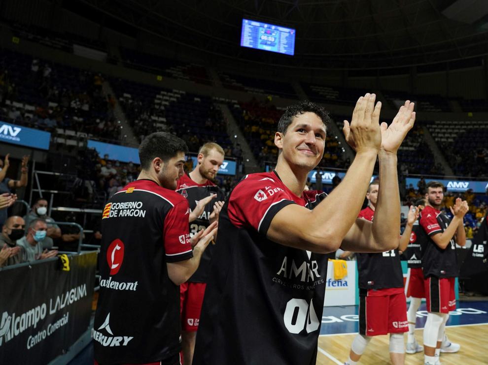 San Miguel recibe la ovación de la afición del Tenerife por sus 500 partidos en la élite.