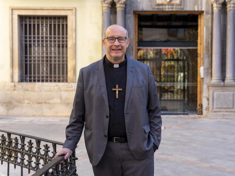 José Antonio Satué, ante el edificio del Obispado de Teruel y Albarracín.