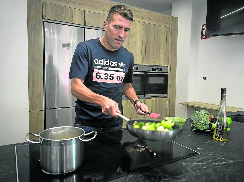 Alberto Zapater cocina un plato de verduras.