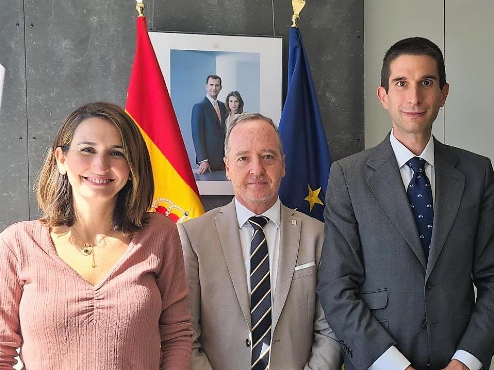 El concejal Ramón Lasaosa entre el presidente del Grupo de Trabajo ‘Santiago Ramón y Cajal’ y secretario General Técnico del Ministerio, Ignacio Hermoso, y la secretaria del mismo, Sara Correa.