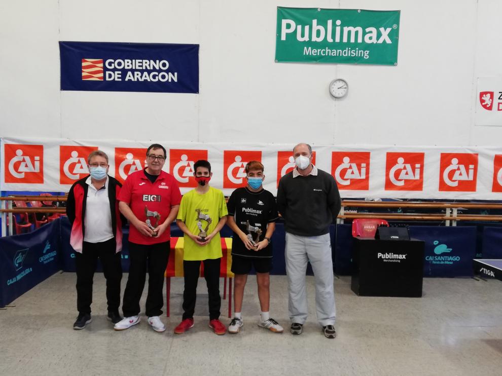El pódium del torneo, junto a J.M. Jofre, director técnico de Publimax y Javier Alonso, presidente de la FATM.