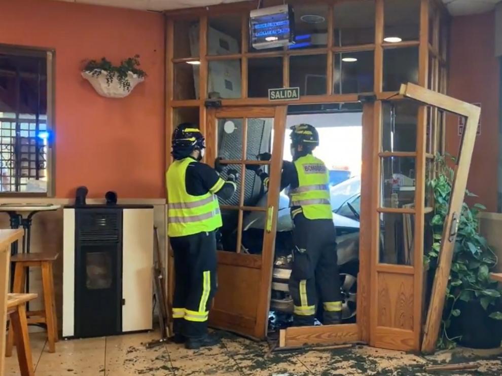 Heridos los 4 ocupantes de un coche que chocaron contra un restaurante en una persecución policial en Madrid.