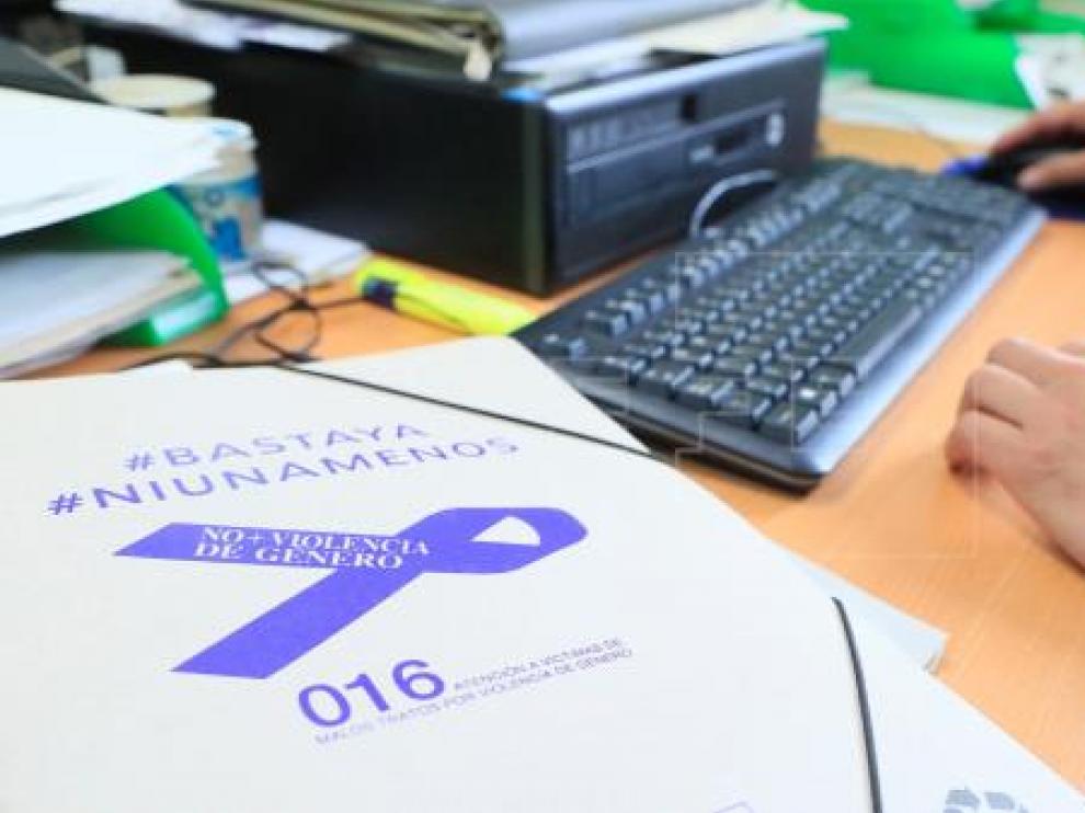 Imagen de archivo de una carpeta con la etiqueta #BastaYa #NiUnaMenos en la mesa de un agente de la Guardia Civil.