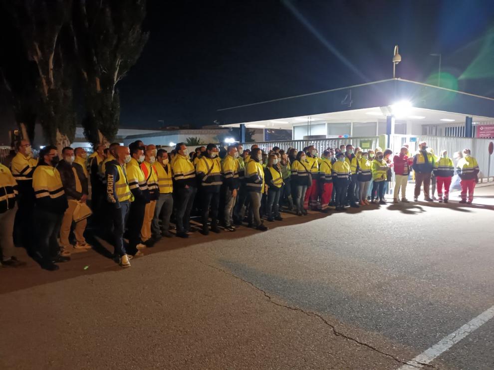 Concentración este pasado lunes de los trabajadores de IDL a las puertas de la factoría zaragozana de PSA.